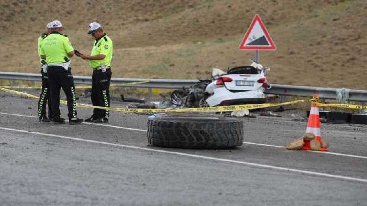Askeri ara&ccedil;la otomobil &ccedil;arpıştı: 1 asker şehit oldu