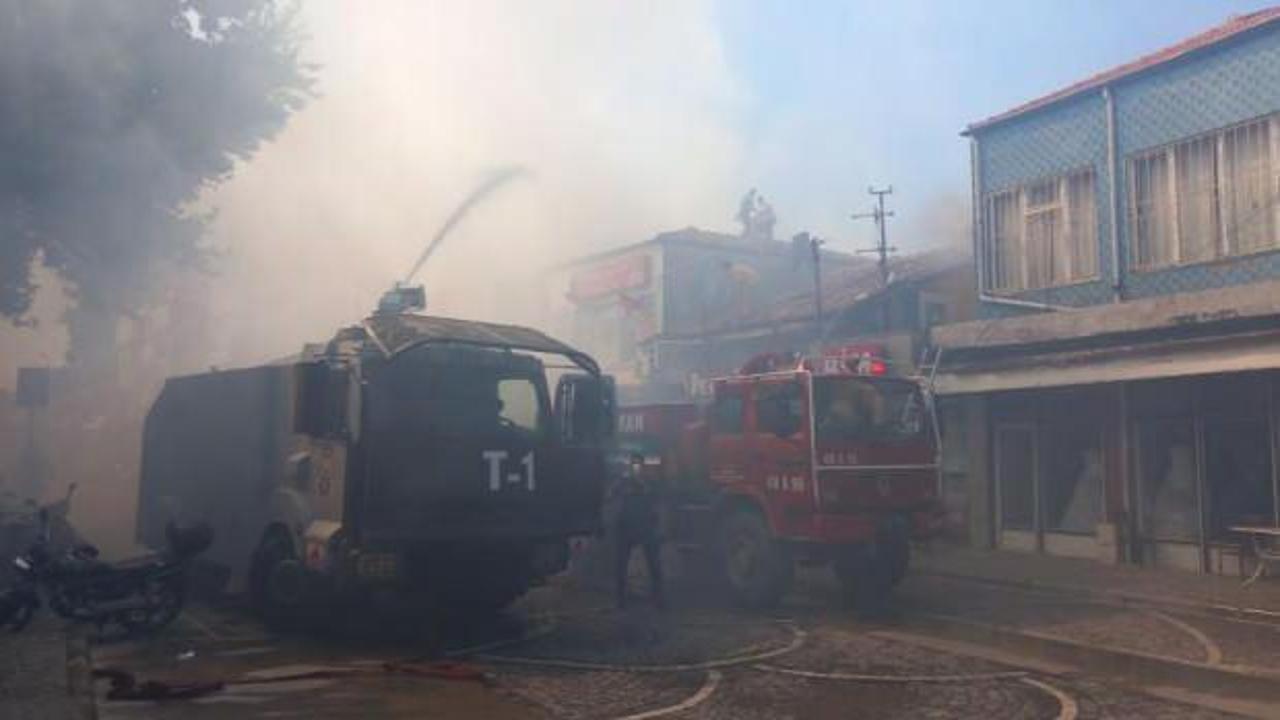Korkutan yangın: 13 iş yeri zarar g&ouml;rd&uuml;