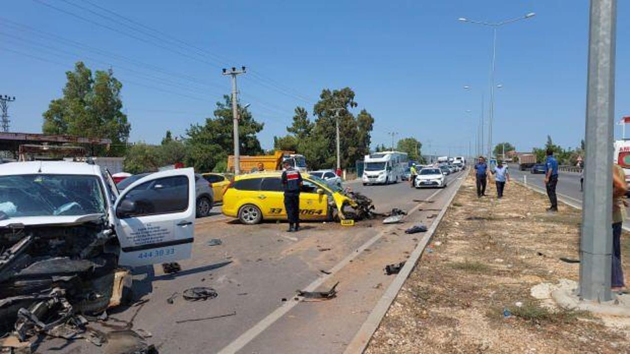 Mersin'de iki aracın kafa kafaya çarpıştığı kazada 5 kişi yaralandı