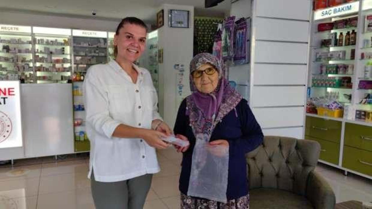 Kaybettiği umre parasını eczacı buldu