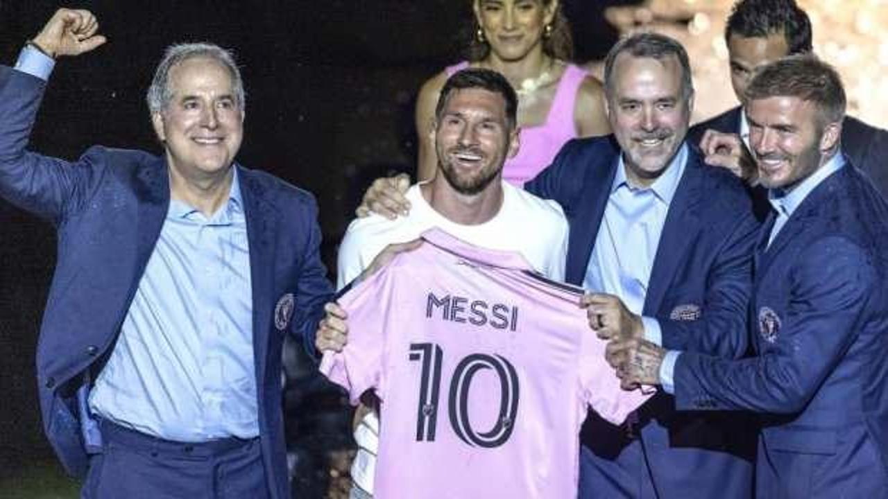 Messi ve Busquets için imza töreni düzenledi!