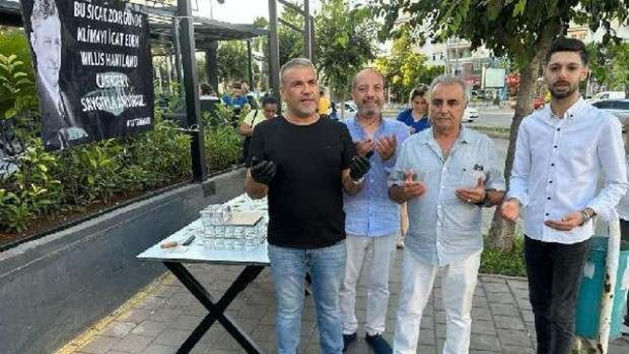 Adana'da şaşırtan g&ouml;r&uuml;nt&uuml;! Klimanın mucidi anısına tatlı dağıttılar