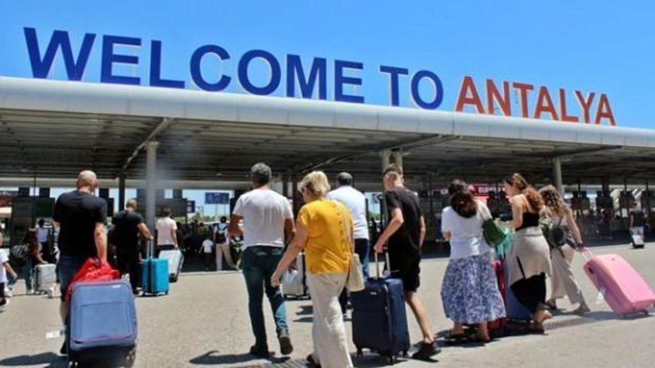 Antalya'da tüm zamanların yolcu rekoru kırıldı