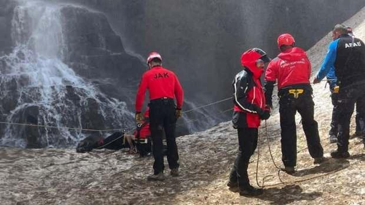 Bakan Yerlikaya, Hakkari'de doğa sporu yapan 4 kişiden 2'sinin &ouml;ld&uuml;ğ&uuml;n&uuml; a&ccedil;ıkladı