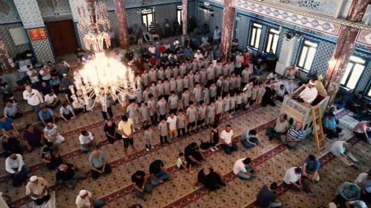 Camide cemaatin hi&ccedil; beklemediği bir anda b&uuml;t&uuml;n &ccedil;ocuklar ayağa kalktı ve... G&ouml;z yaşarttılar