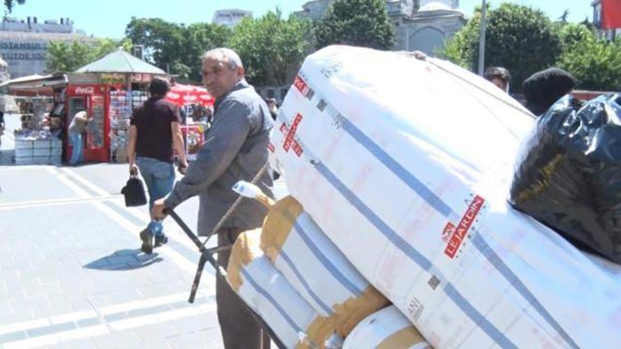 Kavurucu sıcaklar altında 200 kiloluk y&uuml;k taşıyan hamalların zorlu mesaisi