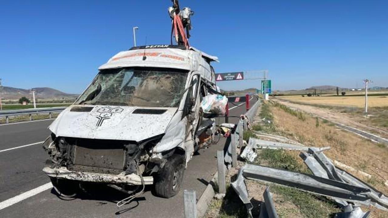 Nevşehir'de minib&uuml;s devrildi: &Ccedil;ok sayıda yaralı var