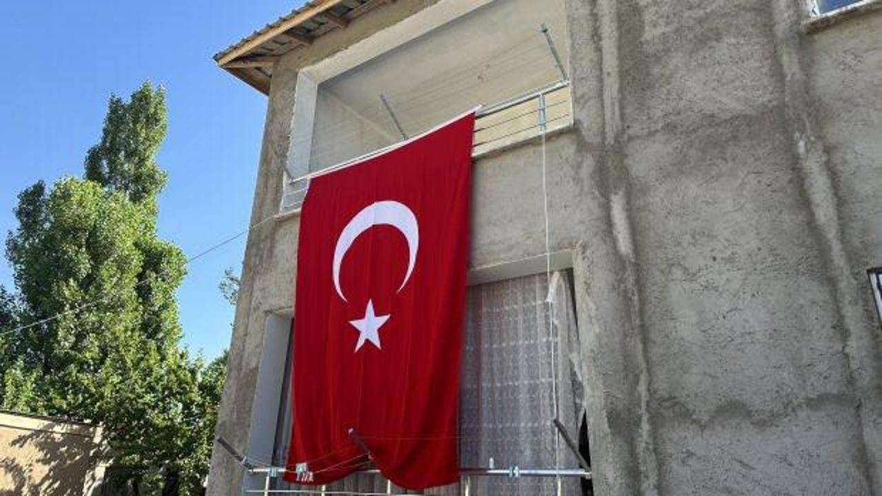 Şehit Piyade Uzman &Ccedil;avuş Kırmızıko&ccedil;'un ailesinin evine T&uuml;rk Bayrağı asıldı
