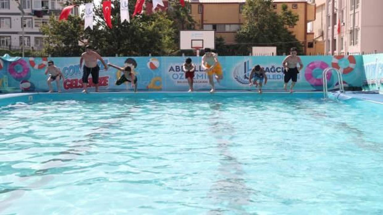 Bağcılarlı &ccedil;ocuklar havuzlarda serinliyor