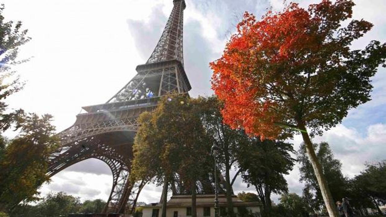 Eiffel Kulesinin dibinde 27 yaşındaki kadın 5 kişinin tecav&uuml;z&uuml;ne uğradı