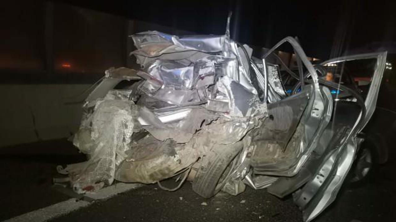  İzmir'de kamyonet otomobile arkadan &ccedil;arptı: 1 &ouml;l&uuml;, 2 yaralı