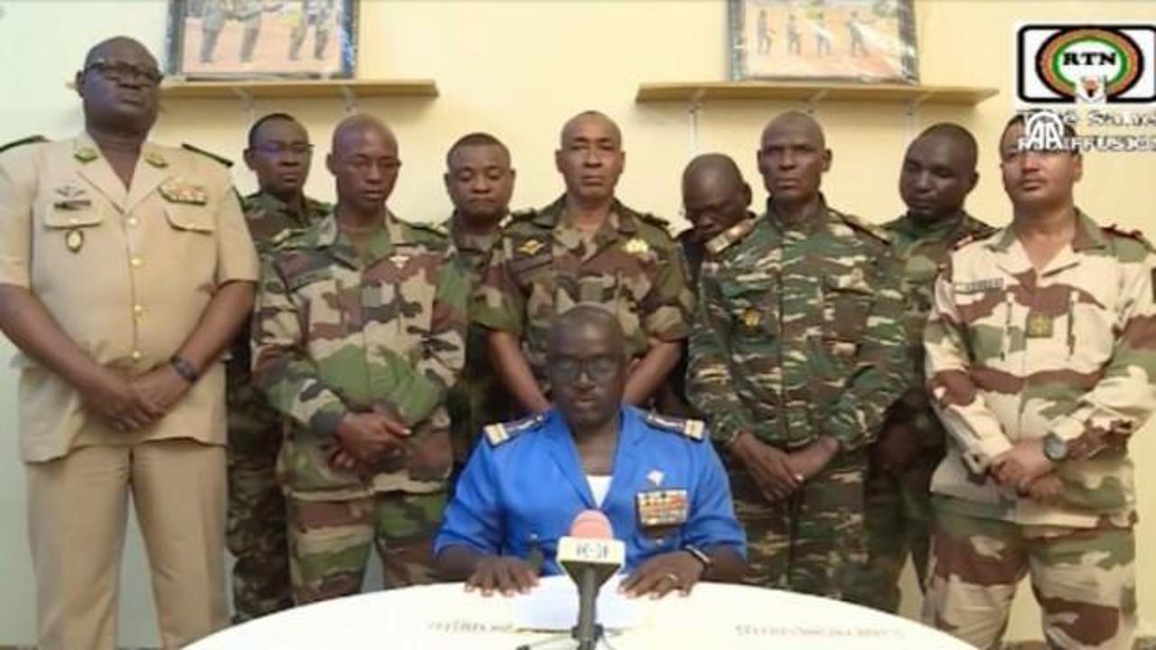 Nijer'de askeri darbe: Anayasa askıya alındı