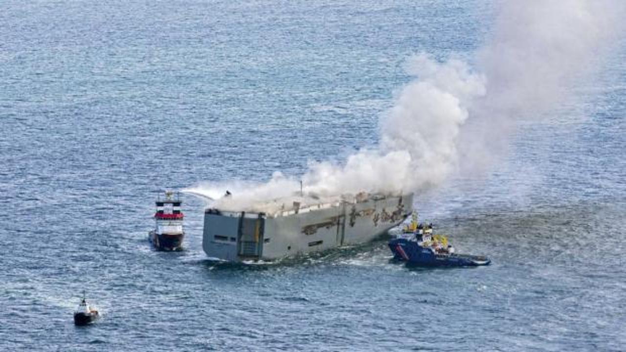Y&uuml;k gemisi hala s&ouml;nd&uuml;r&uuml;lemedi: Ekolojik felaket uyarısı, g&uuml;nlerce s&uuml;rebilir...