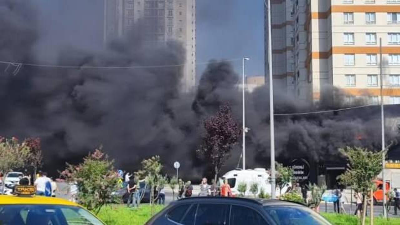 A&ccedil;ılışı yapılmayan AVM&rsquo;nin &ccedil;atısı alev alev yandı