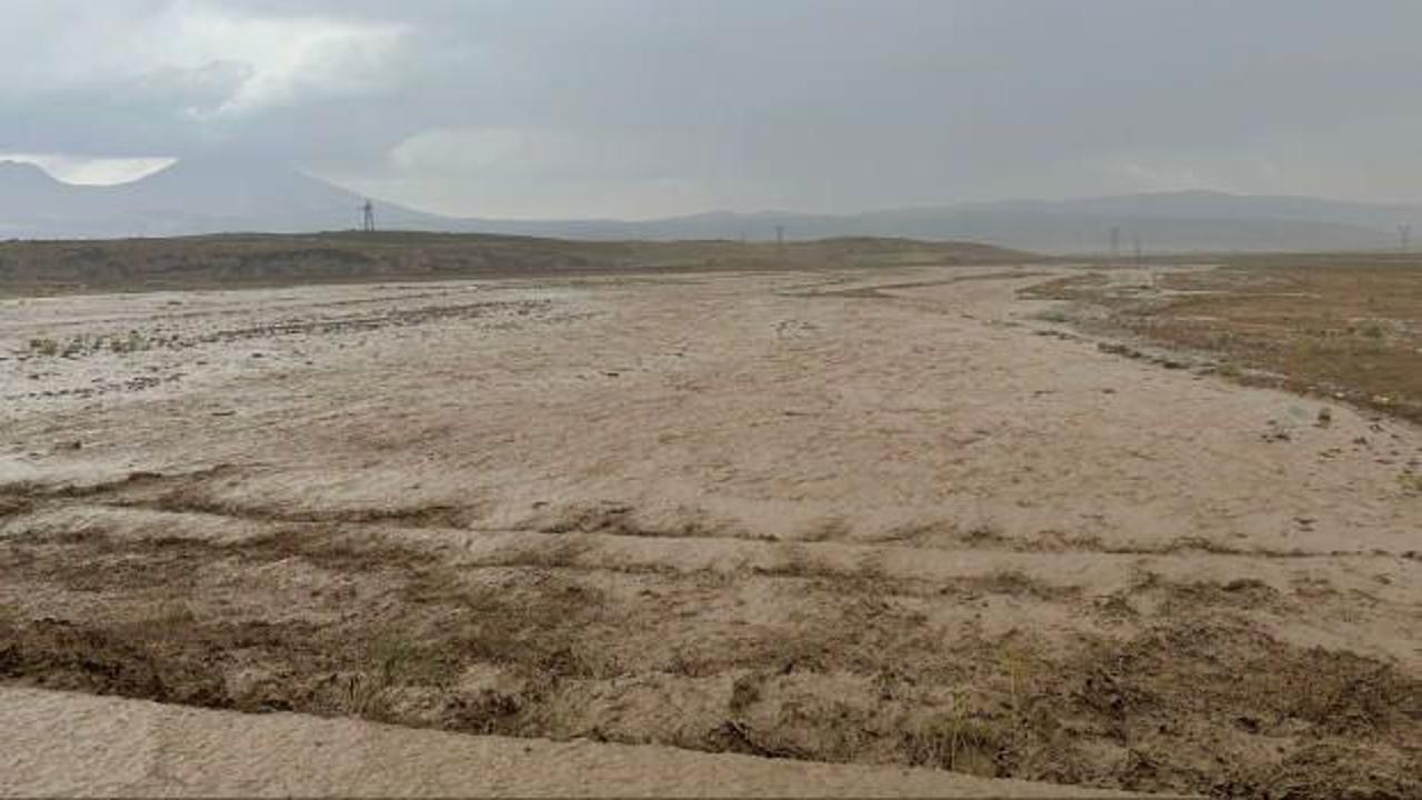 Ağrı'da sel: Türkiye-İran yolu ulaşıma kapandı