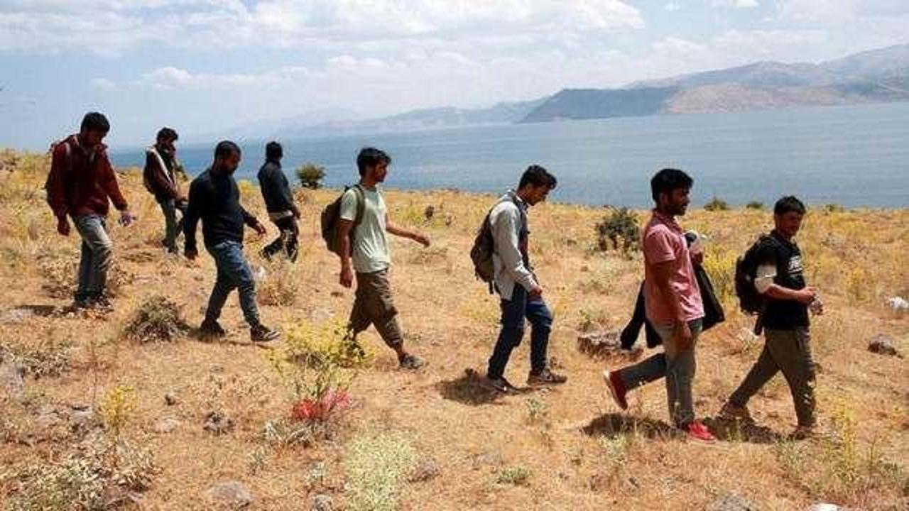 İran binlerce Afgan'ı sınır dışı etti