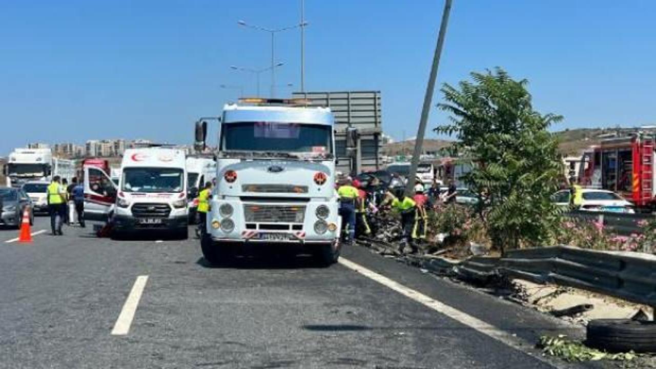 İstanbul'da feci kaza: Lastiği patlayan TIR cipe &ccedil;arptı: 2 &ouml;l&uuml;, 4 yaralı