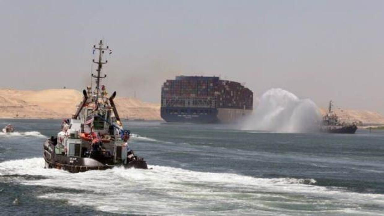 Süveyş Kanalı'nda petrol tankeriyle çarpışan bir römorkör battı