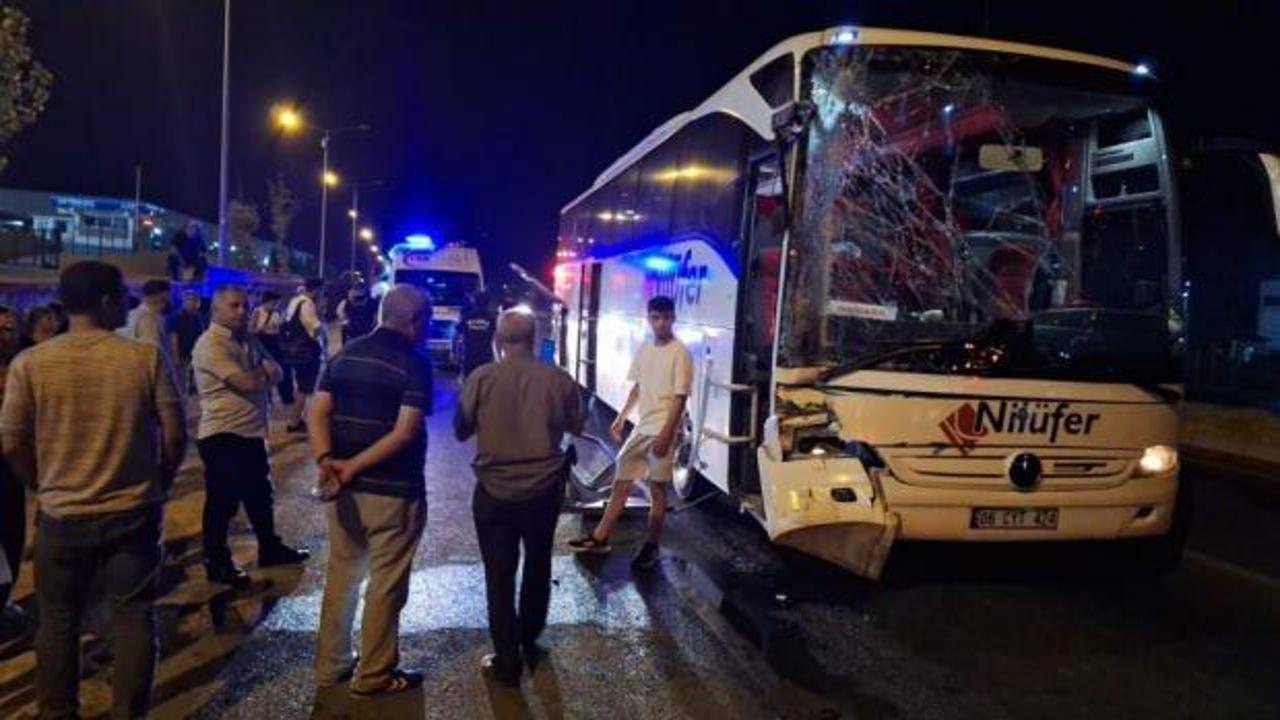 Turgutlu’da yolcu otobüsü TIR'a arkadan çarptı: 3 yaralı
