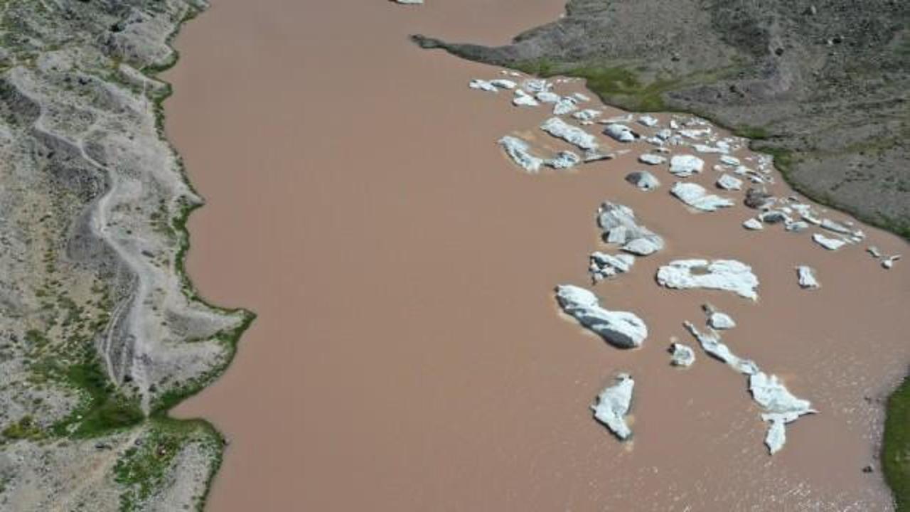 Türkiye'nin en yüksek ikinci zirvesinde buzullar eriyor