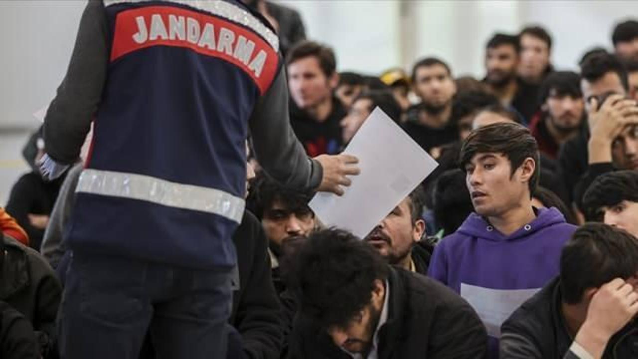 Balıkesir'de 17 düzensiz göçmen kaçakçılarla birlikte yakalandı