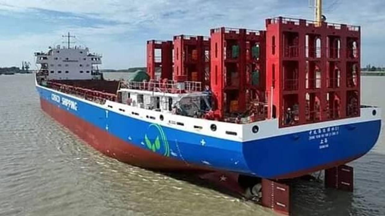 Çin, en büyük elektrikli gemisini denize indirdi