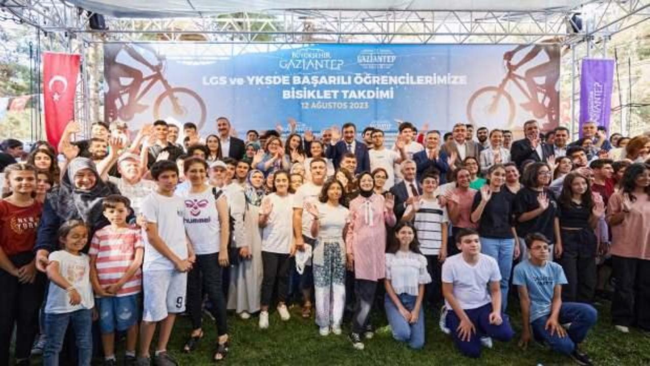 Cumhurbaşkanı Yardımcısı Yılmaz'ın katılımıyla başarılı &ouml;ğrenciler bisikletlerini aldı