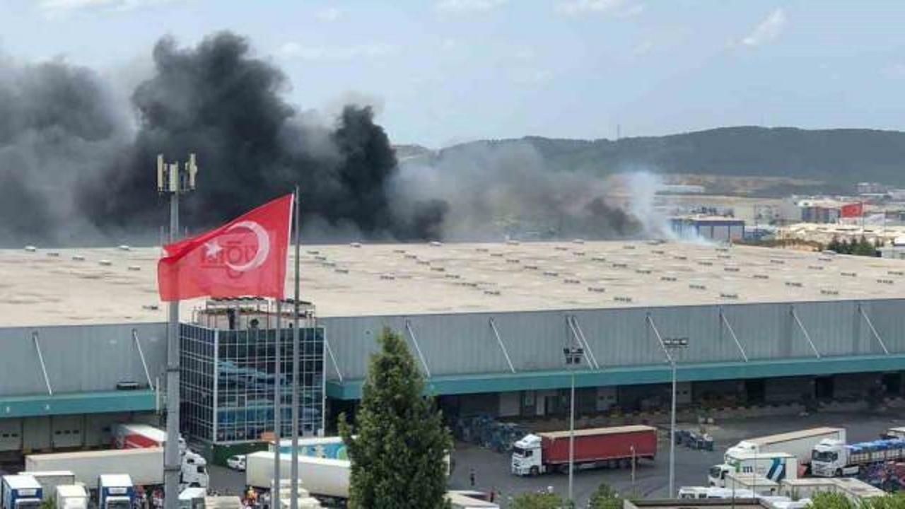 Kocaeli'de market deposunda yangın