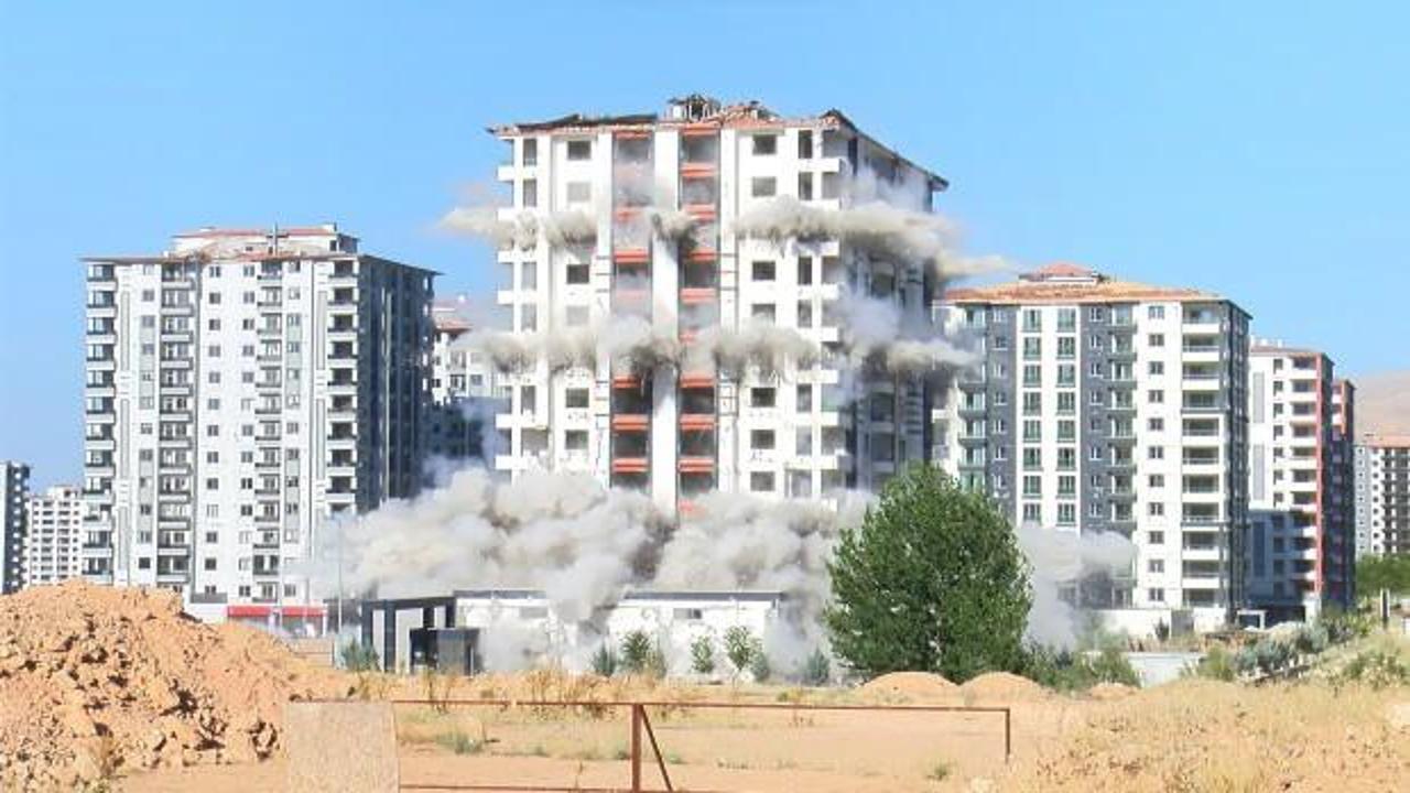 Malatya'da 12 katlı bina böyle yıkıldı! Bin 400 bina için aynı yöntem kullanılacak
