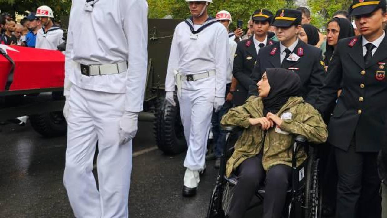 Şehit cenazesinde y&uuml;rekleri dağlayan g&ouml;r&uuml;nt&uuml;! Şehit eşi, yaptığıyla g&ouml;zyaşlarına boğdu