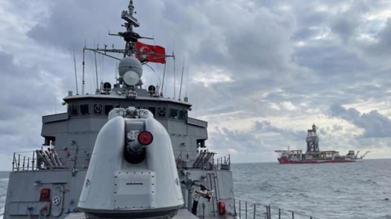 TCG Fatih Fırkateyni sondaj gemilerine refakat etti