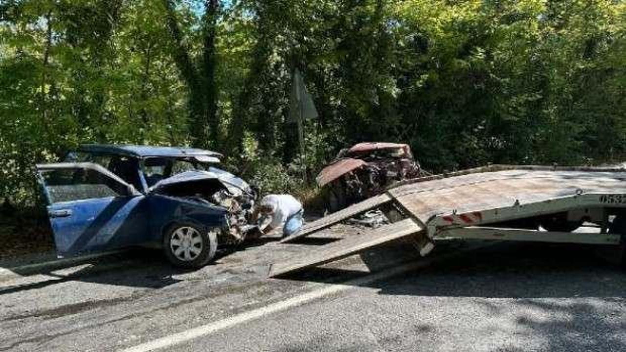 Bartın'da, otomobiller kafa kafaya &ccedil;arpıştı