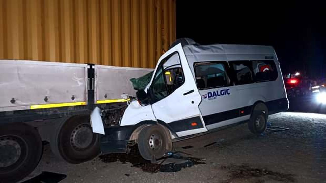 Gaziantep'te feci kaza! İşçi servisi tıra ok gibi saplandı: 1 ölü, 6 yaralı