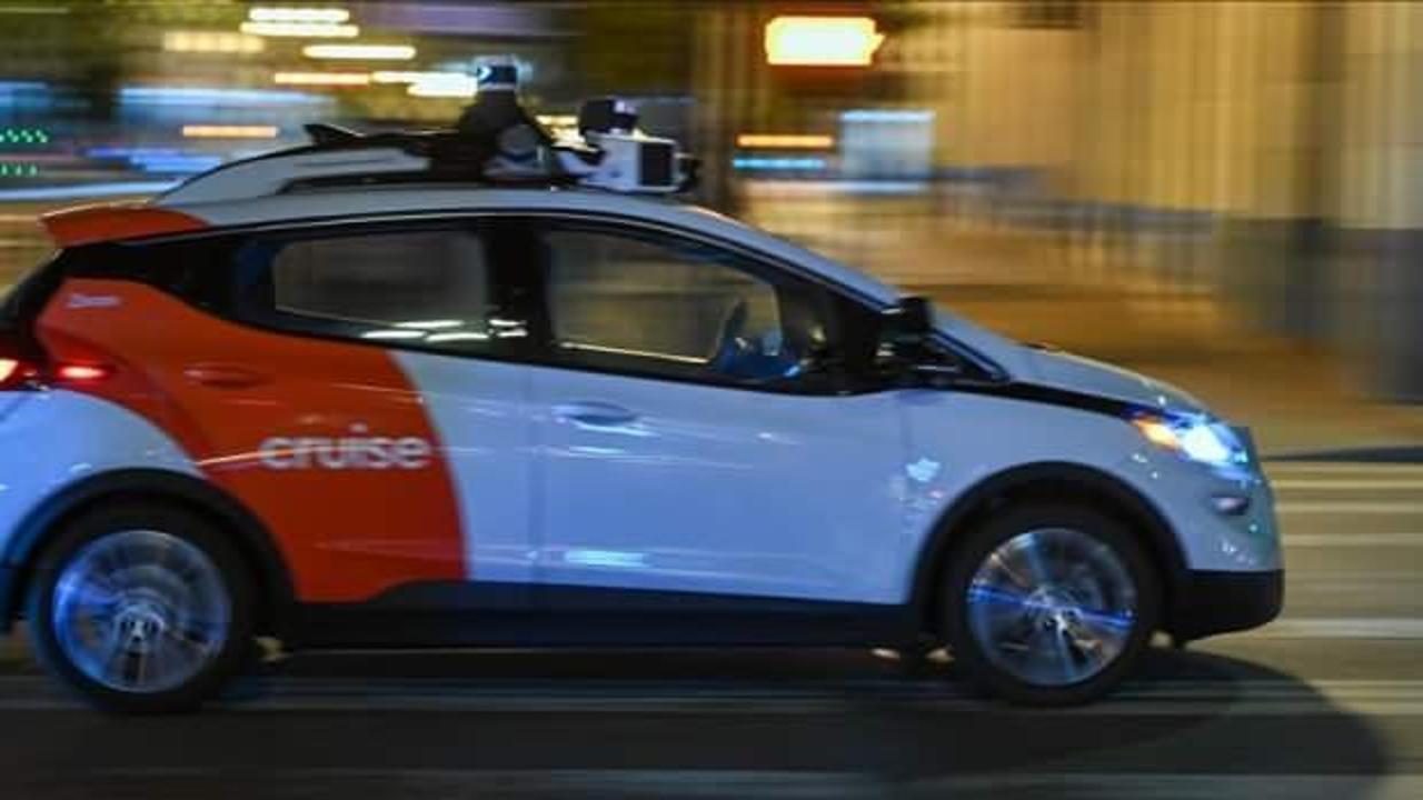 ABD'de robot taksi skandalı! Trafiği kilitledi