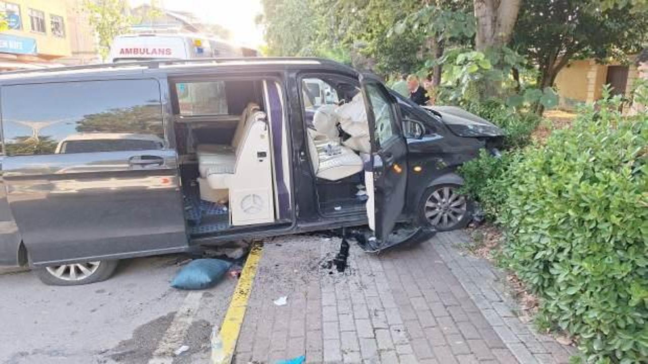 Kocaeli'de freni boşalan minibüs ağaca çarptı: 5 turist ve sürücü yaralandı
