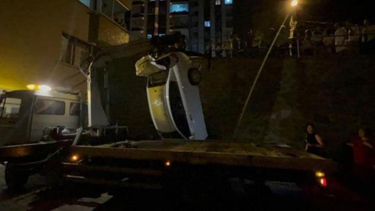 Trabzon'da otomobil yol ile apartman arasındaki boşluğa düştü: 2 yaralı