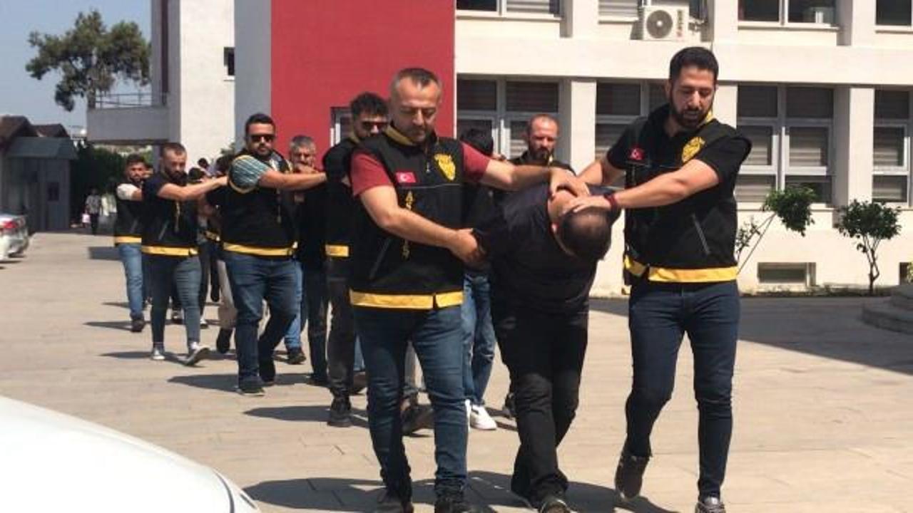 Adana'da bir evde &ccedil;ok sayıda silah ele ge&ccedil;irildi