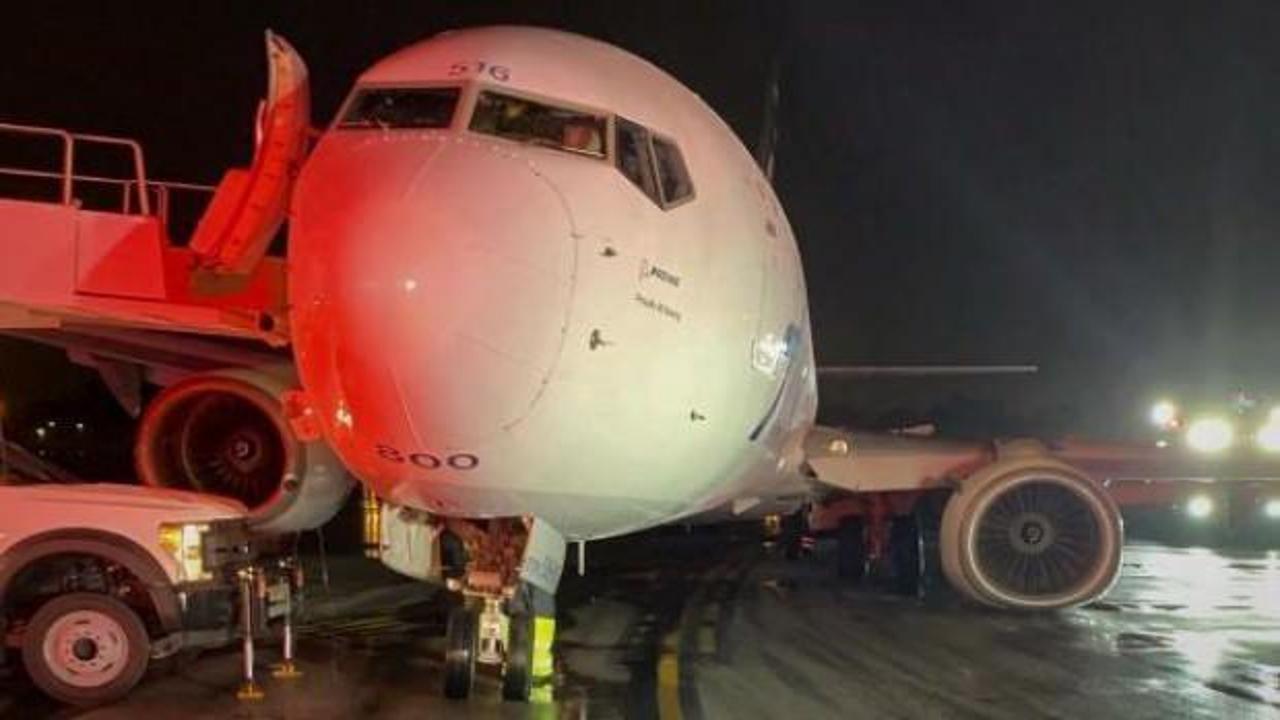Fırtına nedeniyle sert iniş yapan uçakta ağır hasar