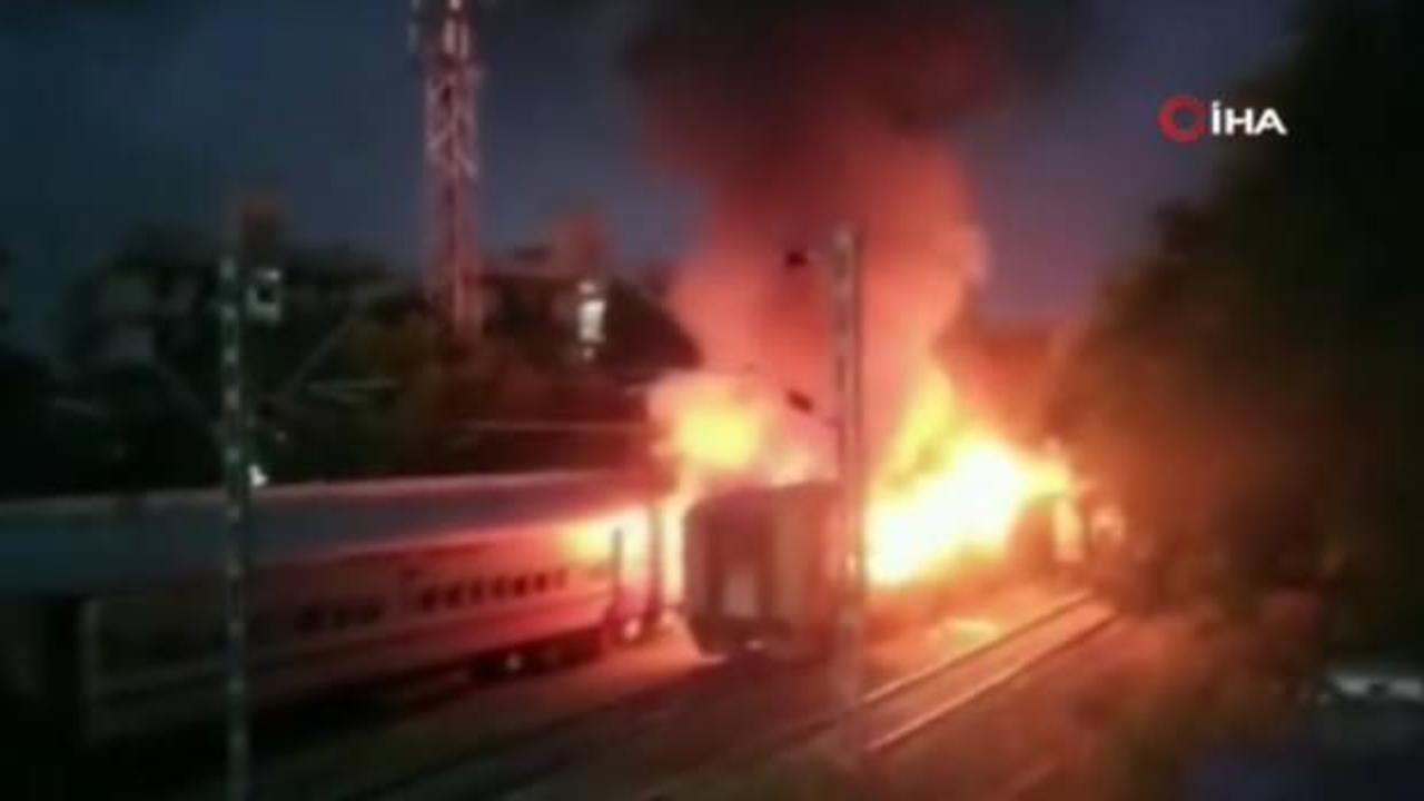 Hindistan'da park halindeki tren yandı: Çok vsayıda ölü ve yaralı var