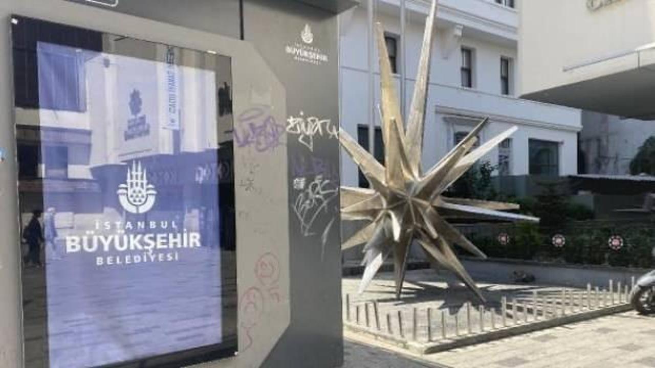 İstiklal Caddesi'ndeki Göktaşı Heykeli'nin önünü kapatan ATM'ler kaldırıldı