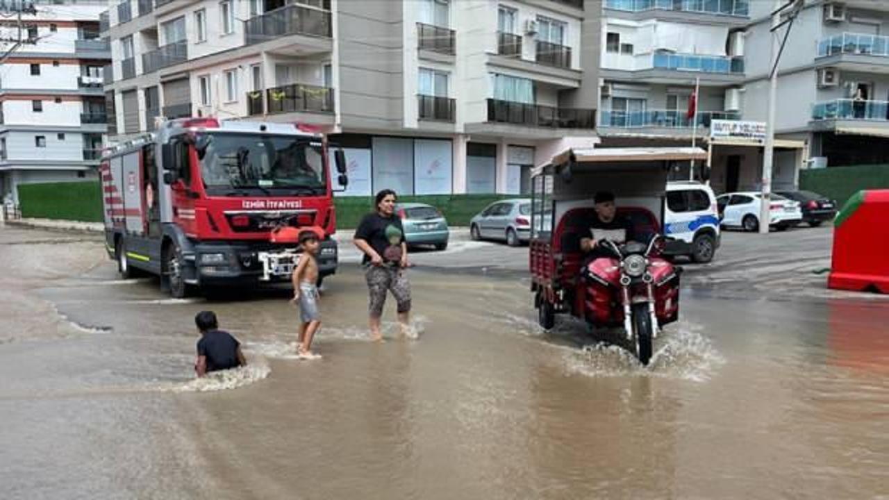 İzmir'de su borusunun patlaması sonucu bazı ev ve iş yerlerini su bastı
