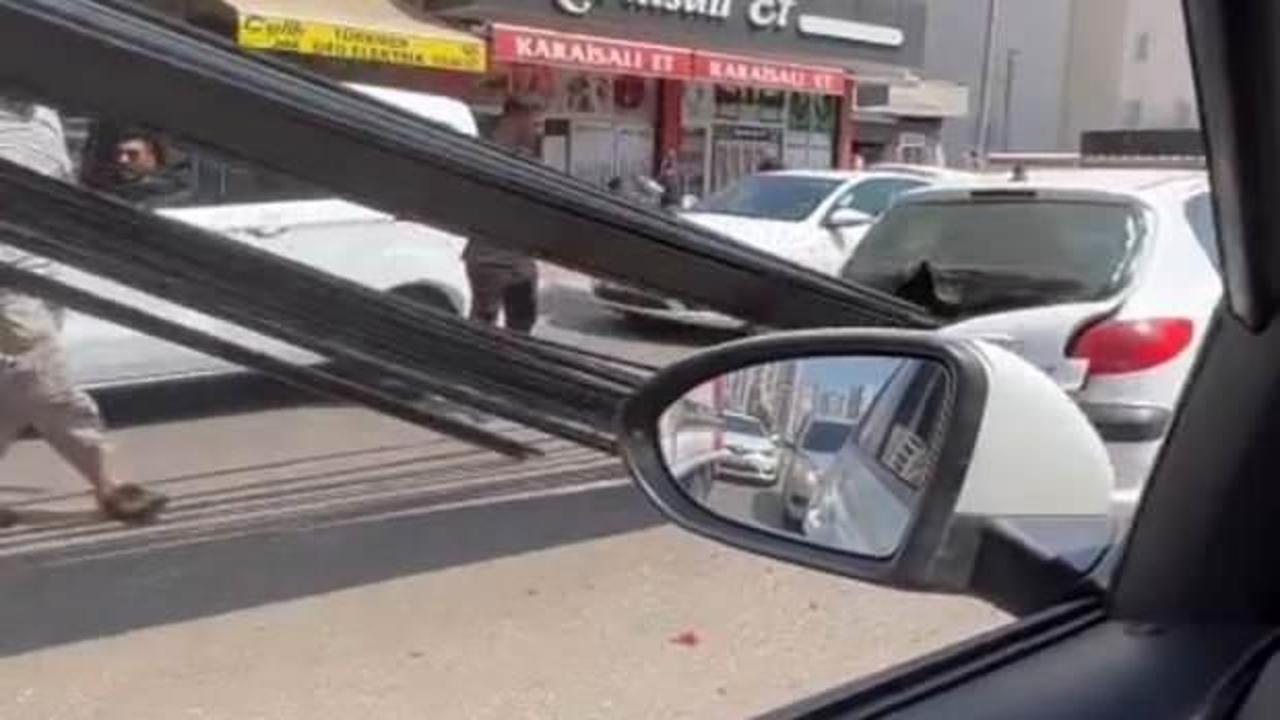 Kamyonetteki demirler otomobile ok gibi saplandı