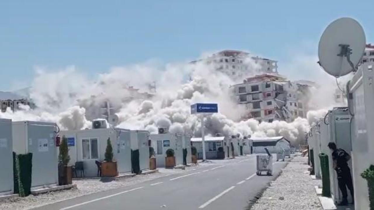 Malatya'da ağır hasarlı 13 katlı iki bina dinamitle yıkıldı