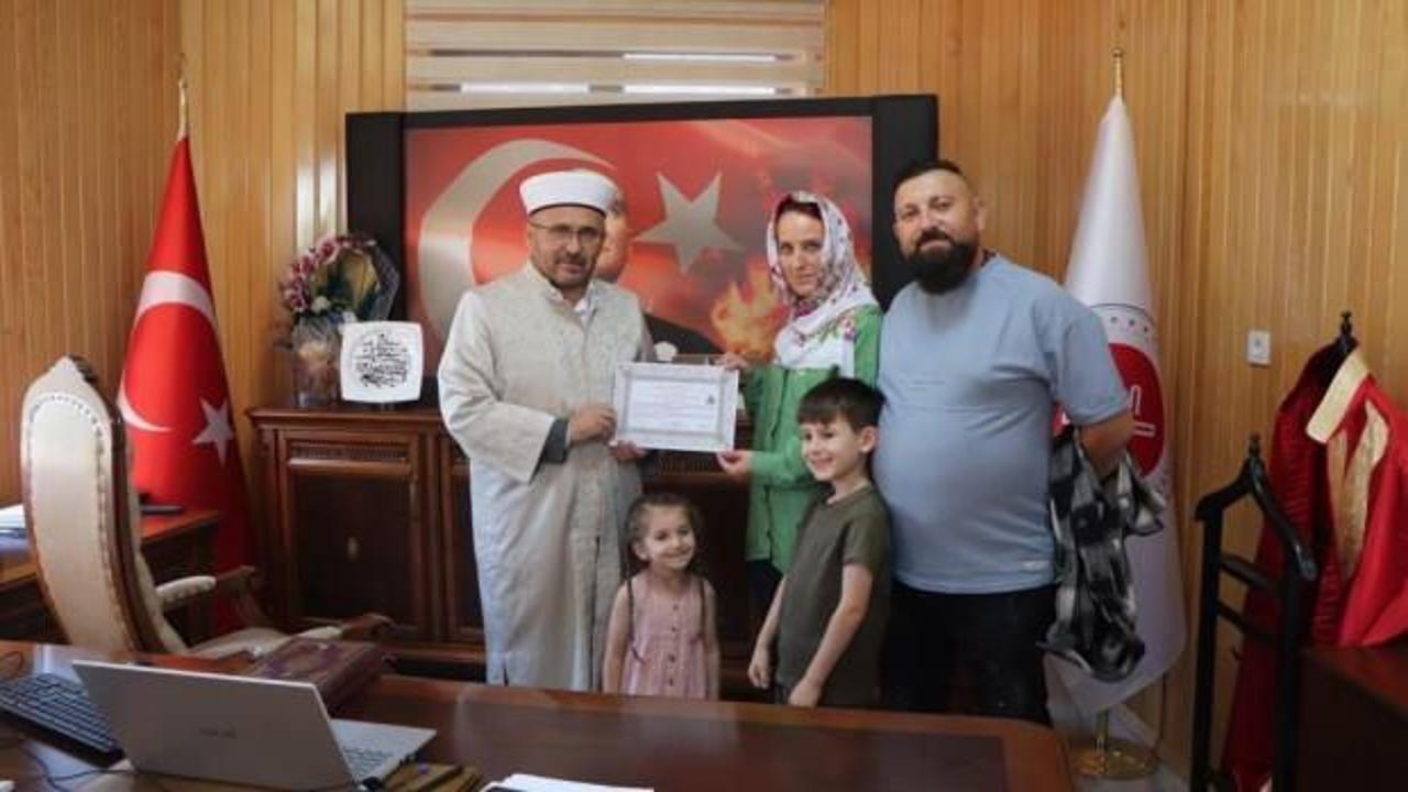 T&uuml;rkiye'ye geldiği ilk g&uuml;nde ezandan etkilenip M&uuml;sl&uuml;man oldu