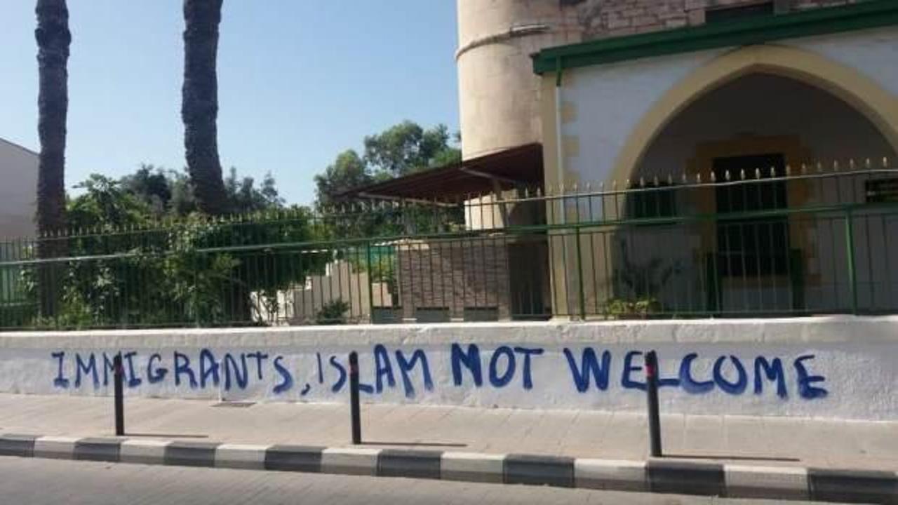Güney Kıbrıs'ta camiye çirkin saldırı