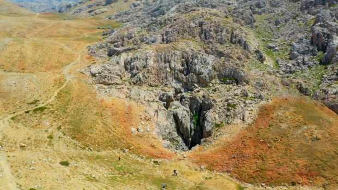 Anamur'da mağarada mide kanaması geçiren ABD'li, 1000 metre derinlikte mahsur kaldı