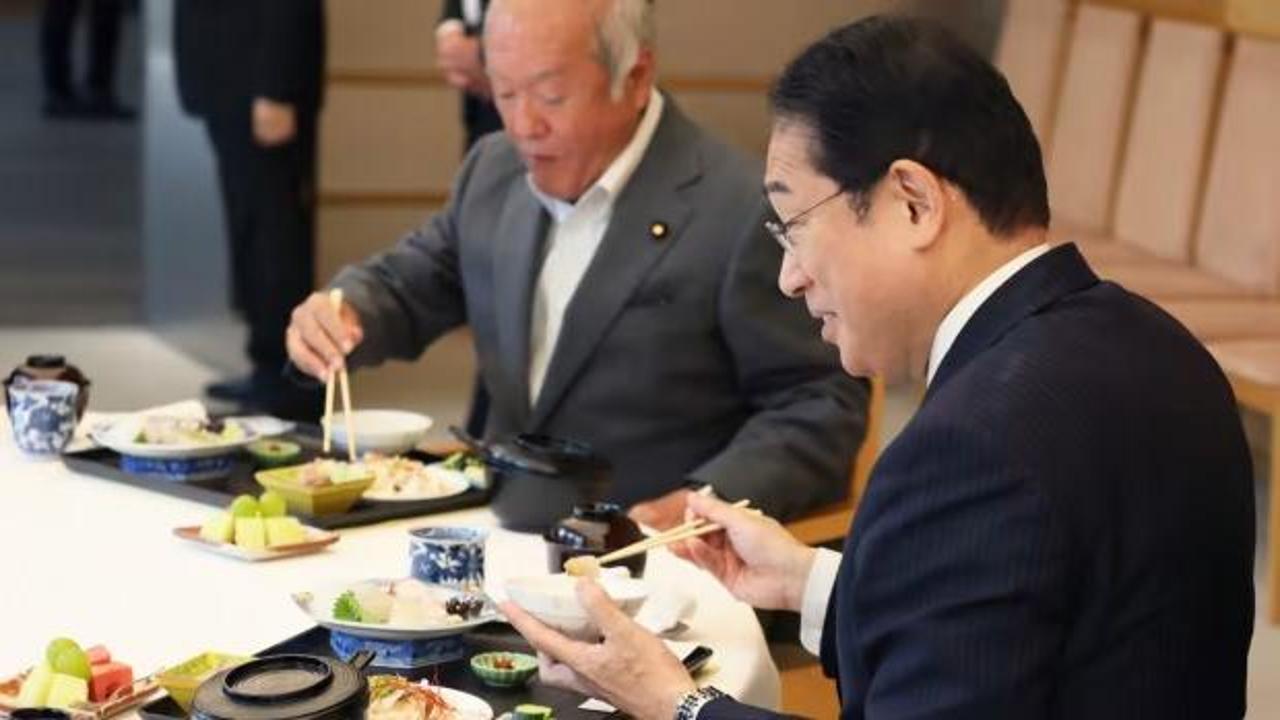 D&uuml;nya bu &ouml;ğle yemeğini konuşuyor: Japon başbakan kanıtlamak i&ccedil;in paylaştı
