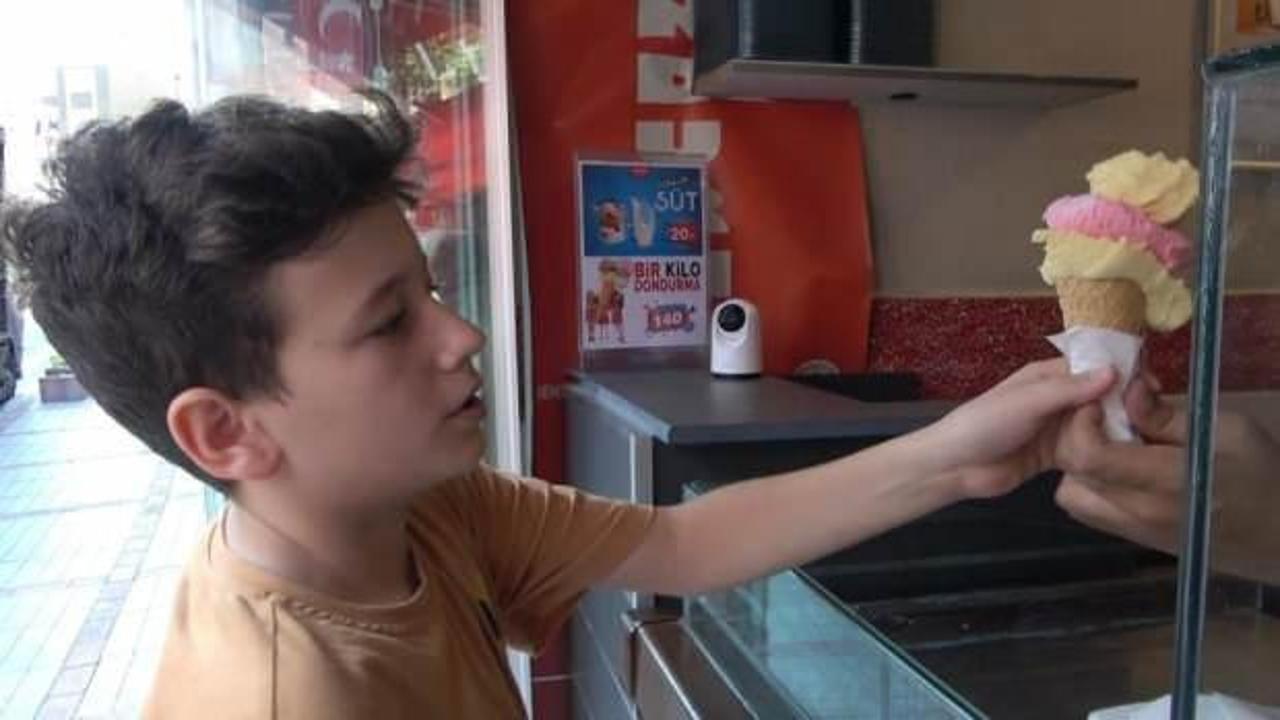 Fatiha okuyan her &ccedil;ocuğa bedava dondurma veriyor