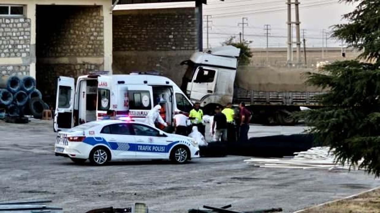 Tırın &ccedil;arptığı ara&ccedil;ta bulunan asit 2 kişinin hayatına mal oldu