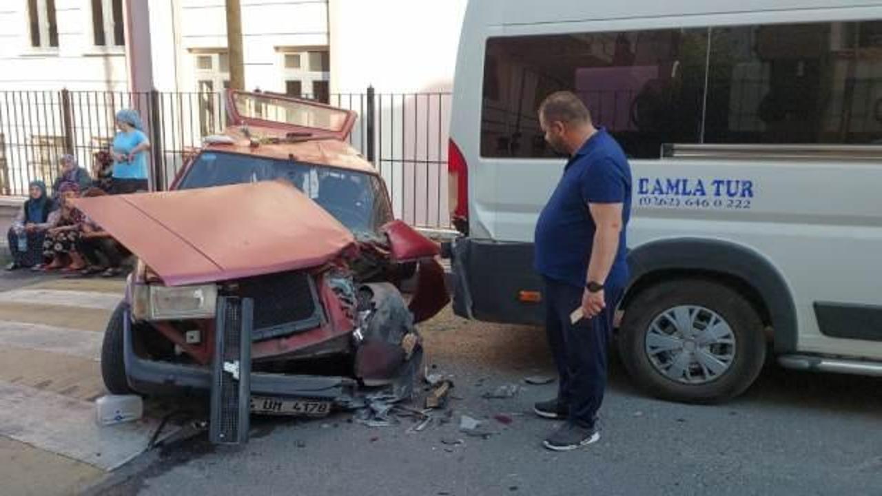 Kocaeli'de park halindeki araca &ccedil;arpan otomobildeki 6 kişi yaralandı